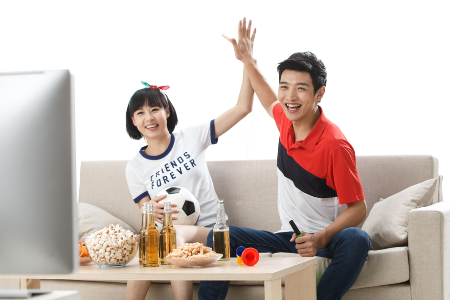 年轻球迷看比赛欢呼呐喊 年轻球迷看比赛欢呼呐喊