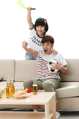 年轻球迷看比赛欢呼呐喊照片