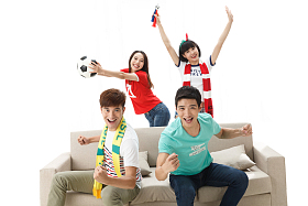 年轻球迷看比赛欢呼呐喊图片