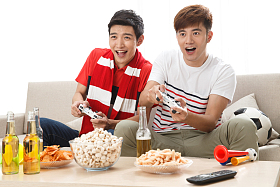 青年男人玩游戏图片