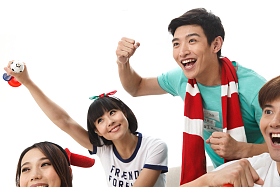 年轻球迷看比赛欢呼呐喊照片