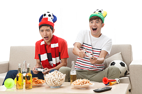 青年男人玩游戏图片