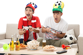 青年男人玩游戏图片