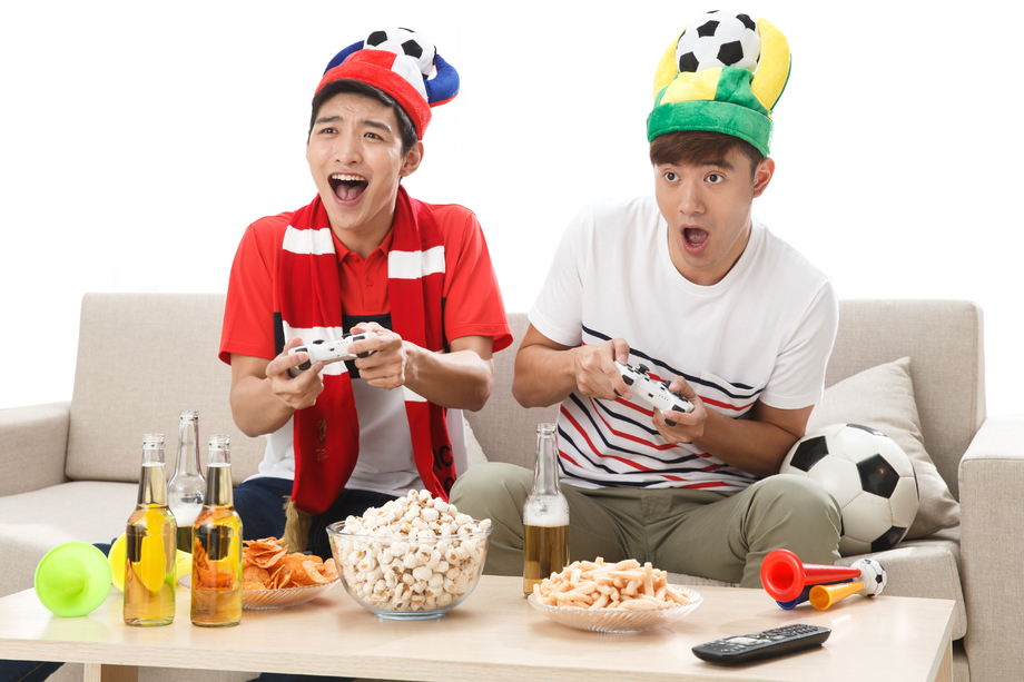 青年男人玩游戏图片 青年男人玩游戏图片