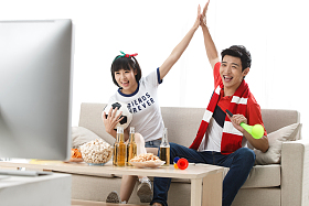 年轻球迷看比赛欢呼呐喊图片