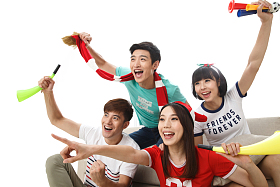 年轻球迷看比赛欢呼呐喊图片