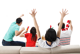 年轻球迷看比赛欢呼呐喊照片