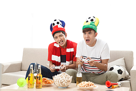 青年男人玩游戏