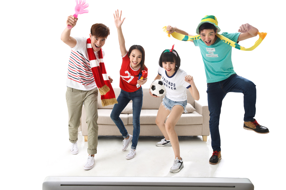 年轻球迷看比赛欢呼呐喊图片 年轻球迷看比赛欢呼呐喊图片