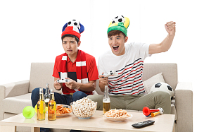 青年男人玩游戏图片