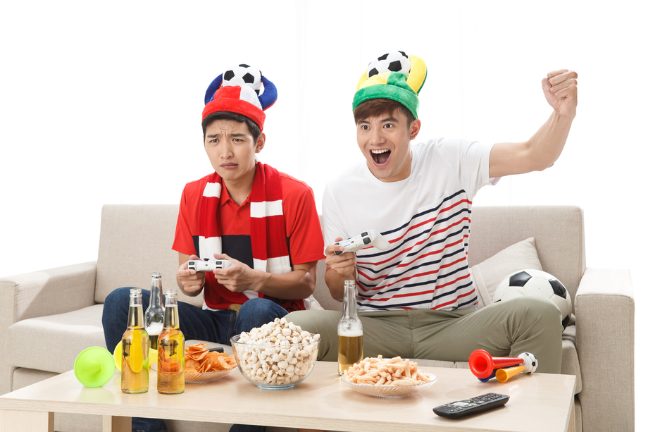 青年男人玩游戏图片 青年男人玩游戏图片