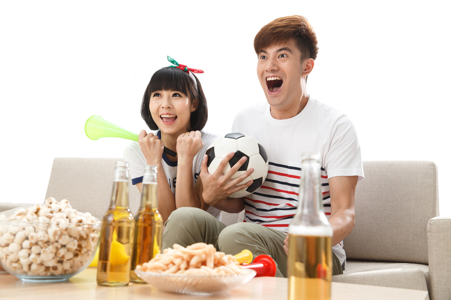 年轻球迷看比赛欢呼呐喊