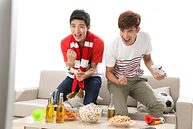 青年男人玩游戏欢呼图片