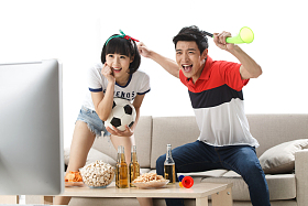 年轻球迷看比赛欢呼呐喊照片