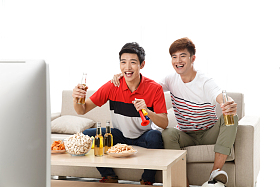 年轻球迷看比赛欢呼呐喊图片