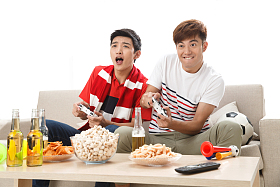 青年男人玩游戏图片