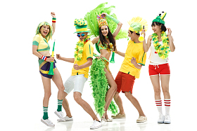 青年球迷欢歌热舞