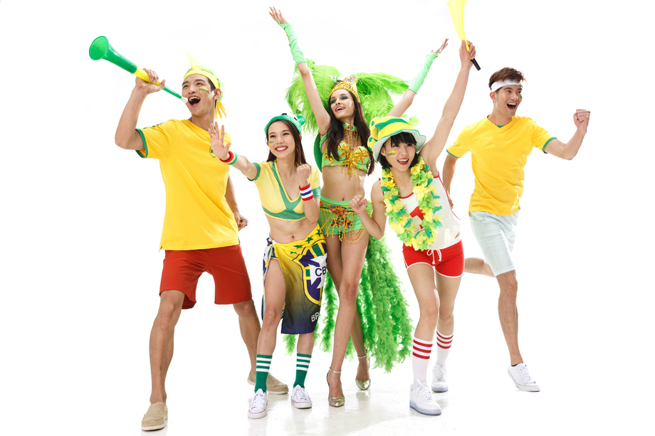 青年球迷欢歌热舞照片