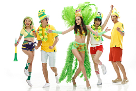 青年球迷欢歌热舞照片