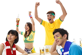 青年球迷看比赛欢呼呐喊