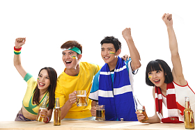 青年球迷看比赛欢呼呐喊图片