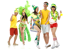 青年球迷欢歌热舞