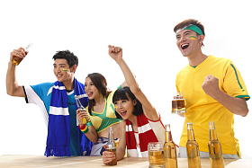 青年球迷看比赛欢呼呐喊图片