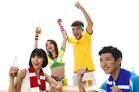 青年球迷看比赛欢呼呐喊图片