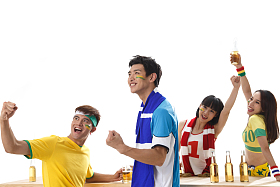 青年球迷看比赛欢呼呐喊照片