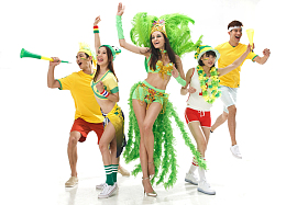 青年球迷欢歌热舞照片