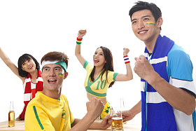 青年球迷看比赛欢呼呐喊图片