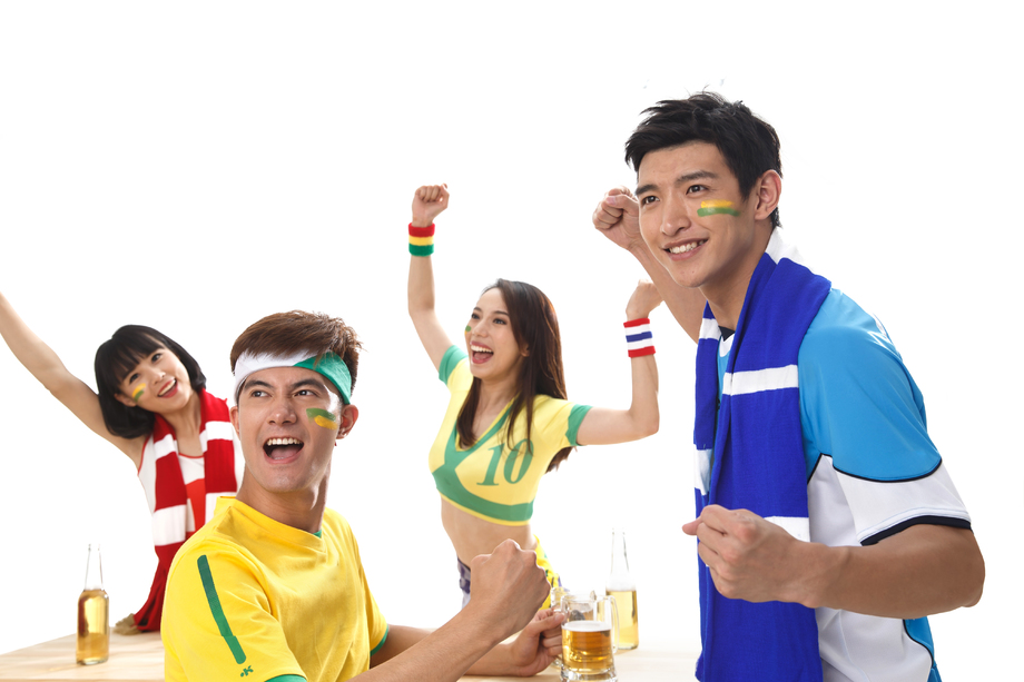 青年球迷看比赛欢呼呐喊 青年球迷看比赛欢呼呐喊