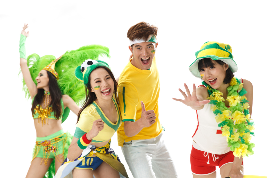 青年球迷欢歌热舞照片