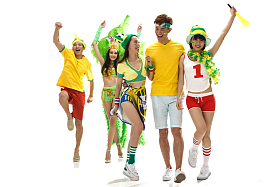 青年球迷欢歌热舞