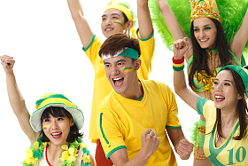 青年球迷看比赛欢