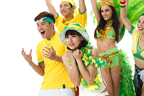 青年球迷看比赛欢呼照片