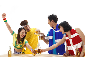 青年球迷喝酒庆祝比赛图片