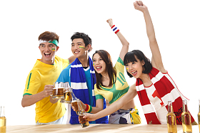 青年球迷看比赛欢呼呐喊照片