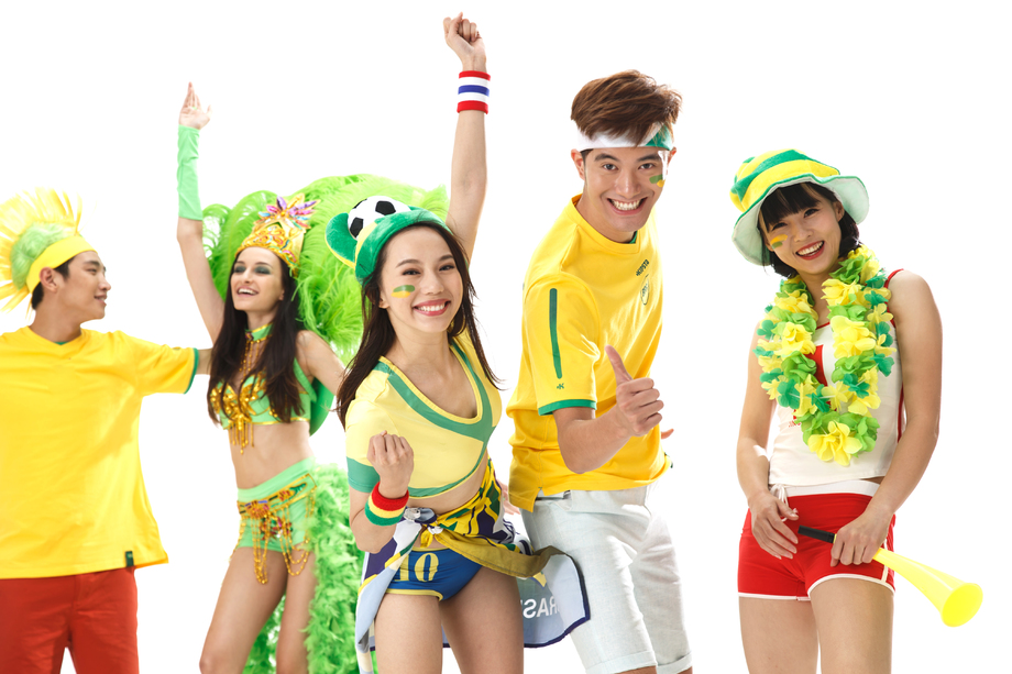 青年球迷欢歌热舞