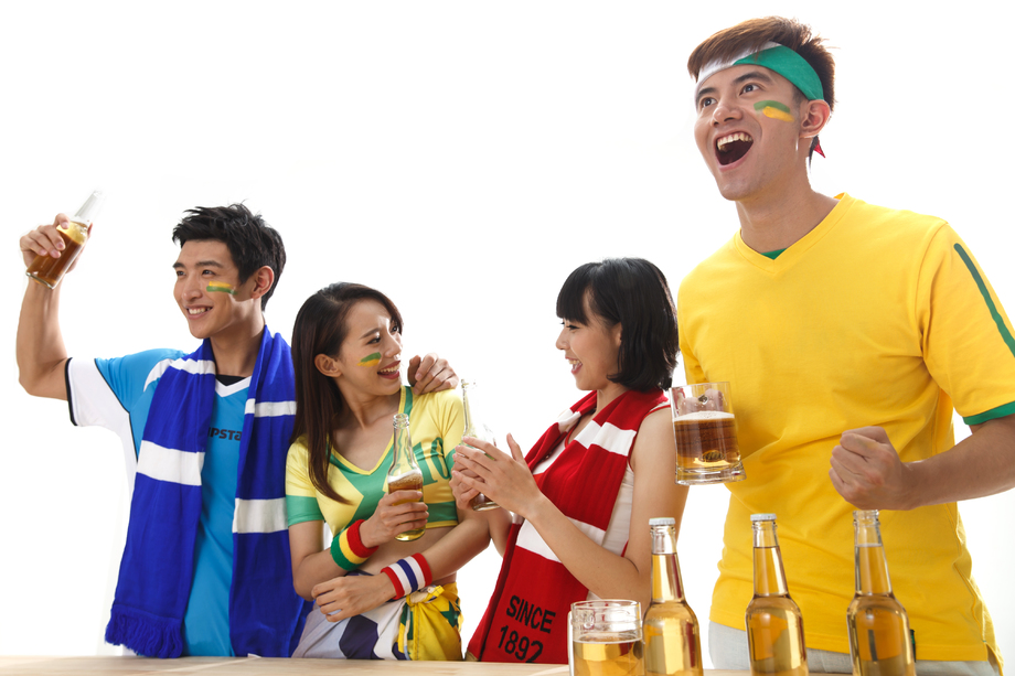 青年球迷看比赛欢呼呐喊图片 青年球迷看比赛欢呼呐喊图片