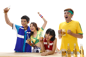 青年球迷看比赛欢呼呐喊图片