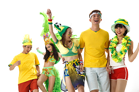 青年球迷欢歌热舞照片