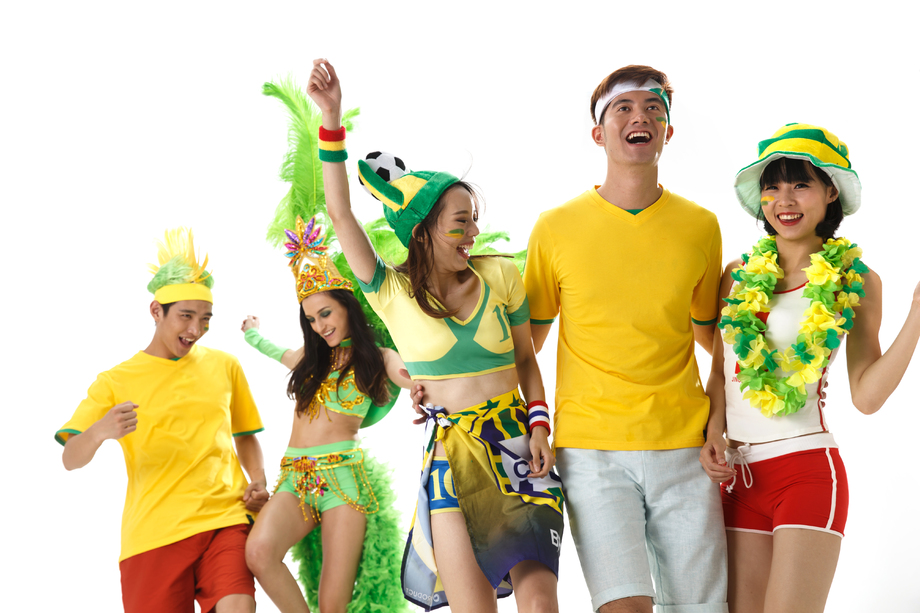 青年球迷欢歌热舞照片