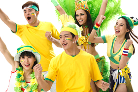 青年球迷看比赛欢呼图片