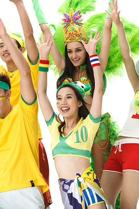 青年球迷看比赛欢呼图片