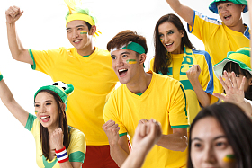 青年球迷看比赛欢呼图片