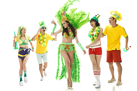 青年球迷欢歌热舞