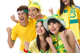 青年球迷看比赛欢呼照片