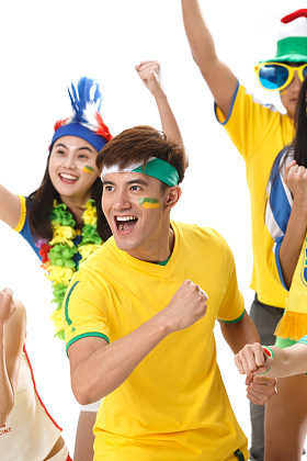 青年球迷看比赛欢呼照片