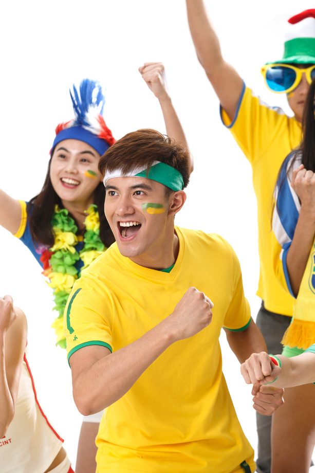 青年球迷看比赛欢呼照片